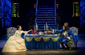 Картинка с придворными мужчиной и женщиой