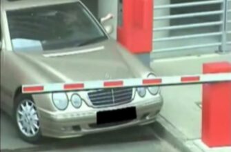 Женщина на авто ломает шлагбаум