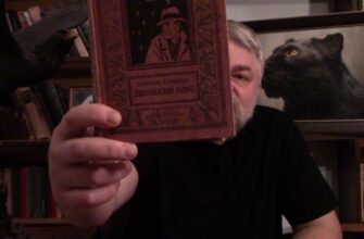 Меняйлов показывает книгу "Двуликий Янус" Наумова и Яковлева