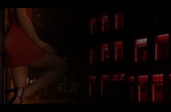 с лева женщина в красном, с права улица с красным свечением из окон