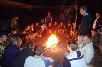 Труппа лиц вокруг костра