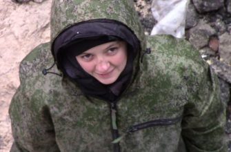 Девушка в робе на крыше "Музея Героев"